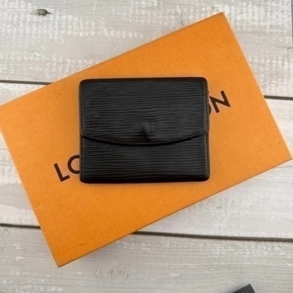 AUTHENTIC Louis Vuitton Card Holder/Coin holder.Previously owned. Color: Black.